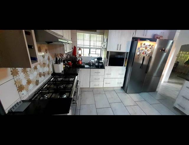 5 BEDROOM HOUSE FOR SALE IN FLORAUNA